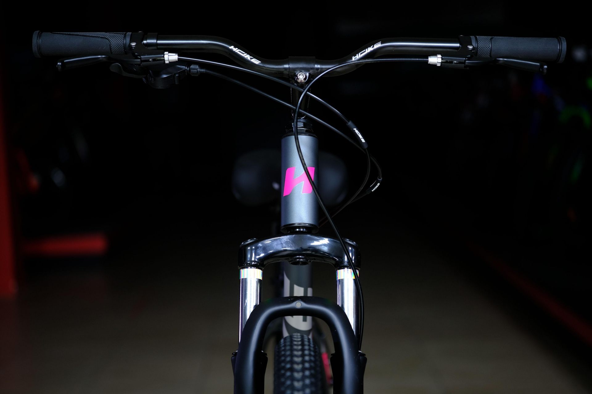 Вилка амортизационная пружинная 80 mm 
 HOKE Jade 100 MD матовый серый-розовый 19