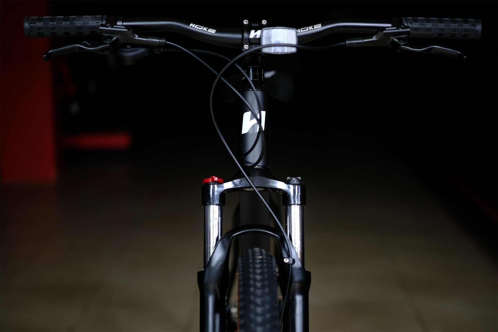 Вилка алюминиевая пружинно-эластомерная 100 mm с функцией регулировки и блокировки хода  HOKE 6 Way Deore 29 HD матовый чёрный 17